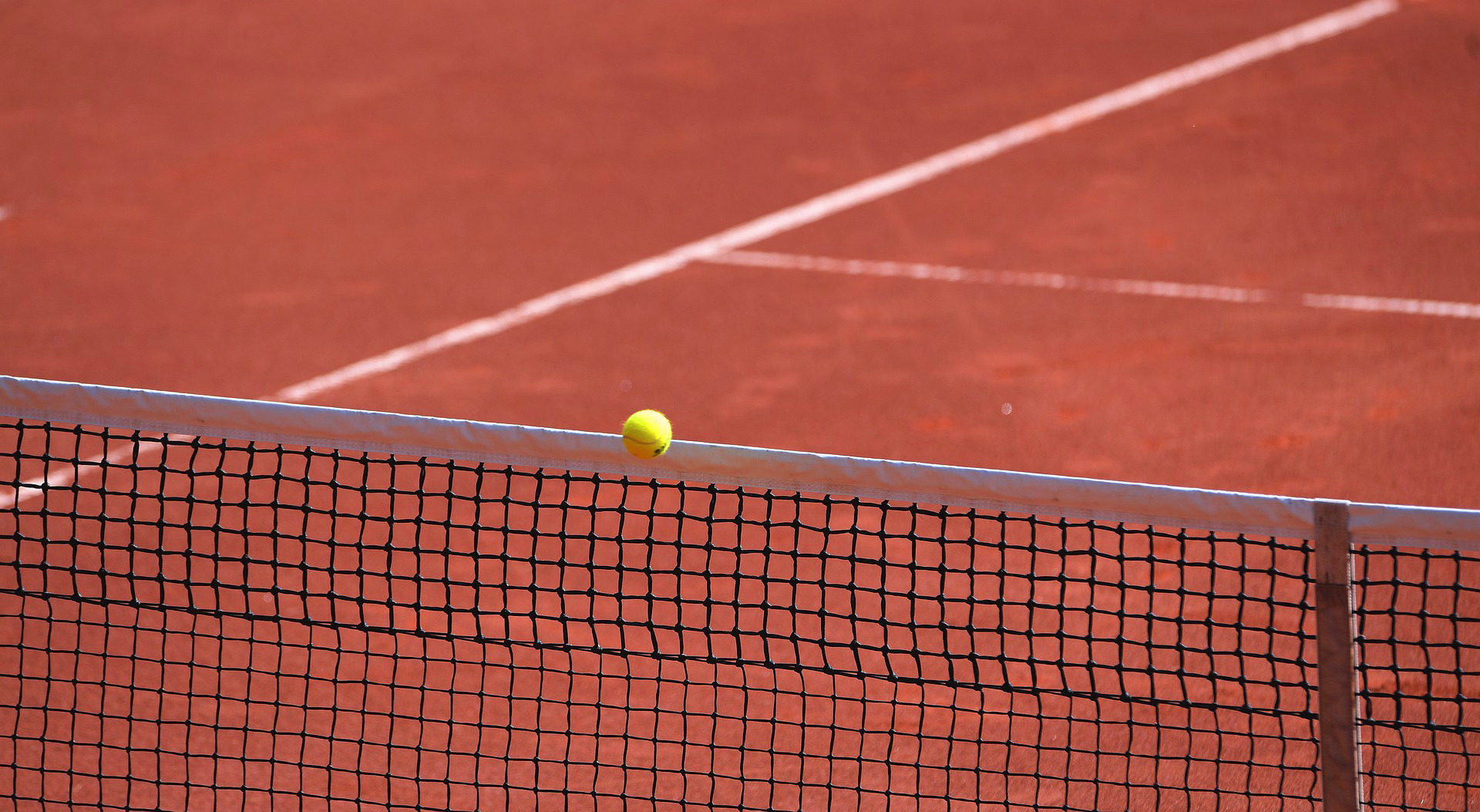 Tennisball über Netz Ausschnitt